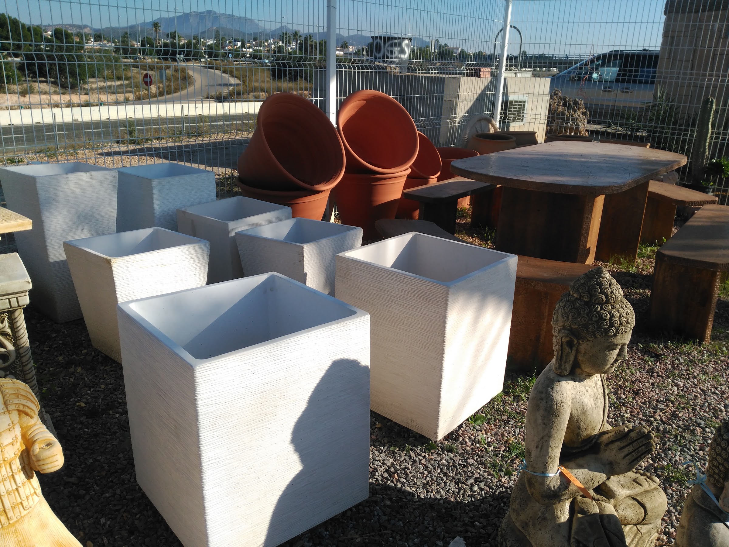 Macetas modernas y decoración de jardín